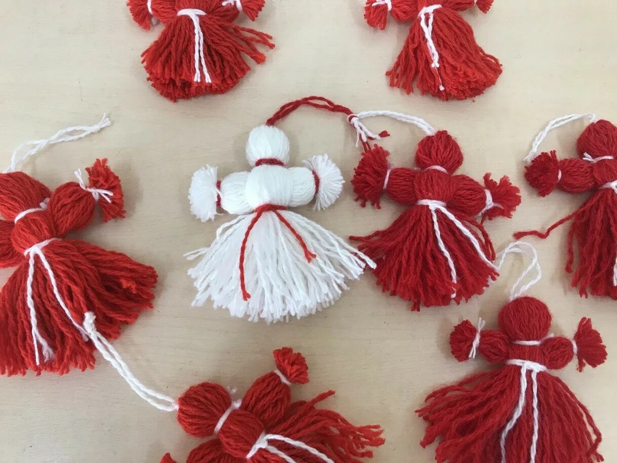 куклы обереги мартинички. мэрцишор мартиничка. мартиничка кукла оберег. кукла мартиничка мастер класс. куклы обереги мартинички.