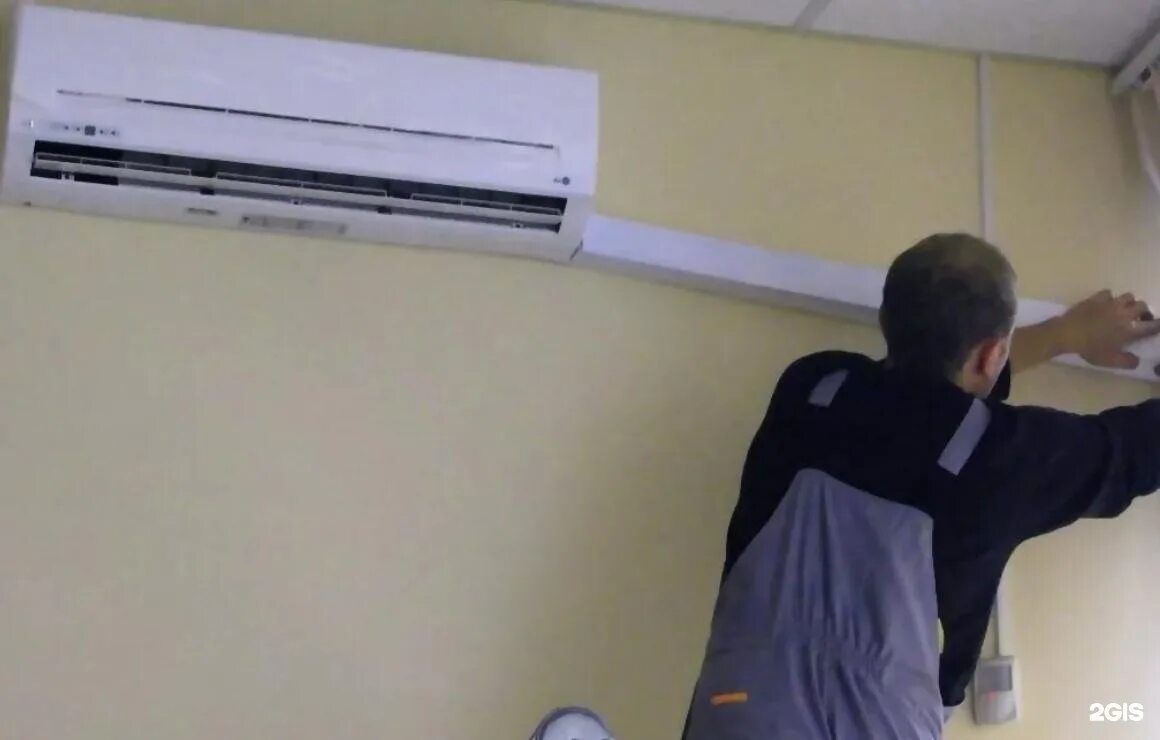 Установка сплит видео. Установленные кондиционеры. монтаж кондиционера своими руками. монтаж и демонтаж кондиционеров. сплит система возле окна.