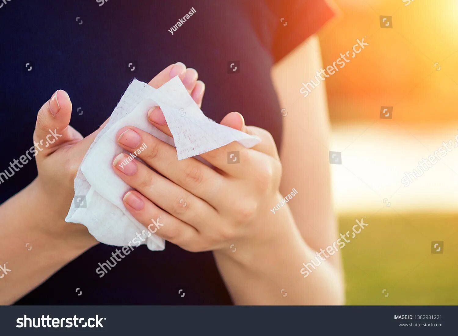 She wipes. She wipes. Disinfectant wipes. Вытирает руки салфеткой. Universal wipes.
