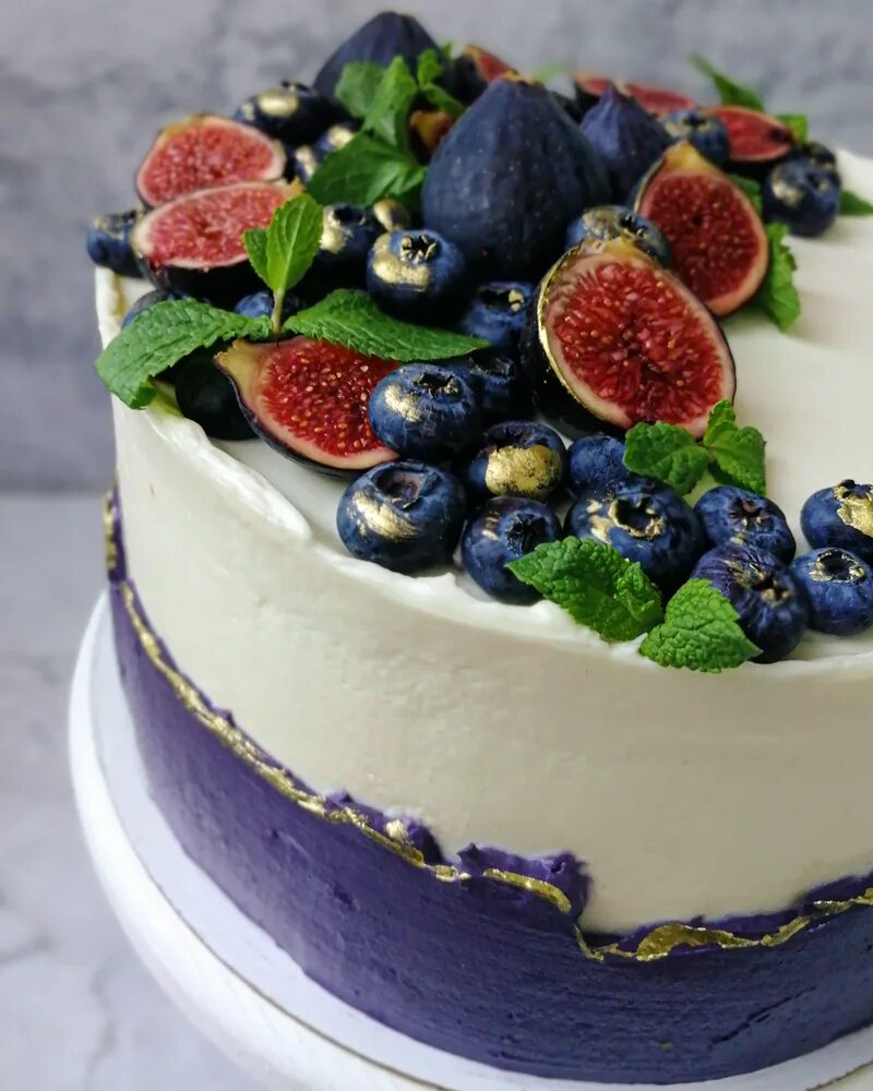 Торт на заказ симферополь. Торт красивый недорогой. Торт с ягодами с бортиком. Разноцветные борта торта. Торт с бортиками из ягод.