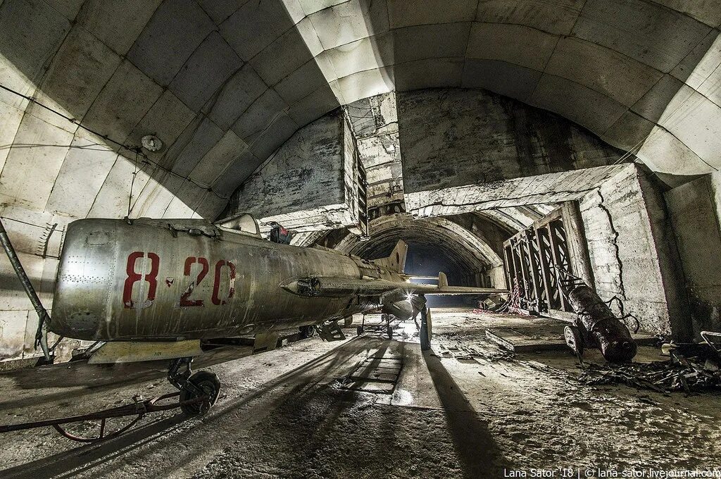 Заброшенный аэродром Вещево.. Заброшенные подземные авиабазы Восточной Европы. Вещево аэродром бункер. Аэродром в скале