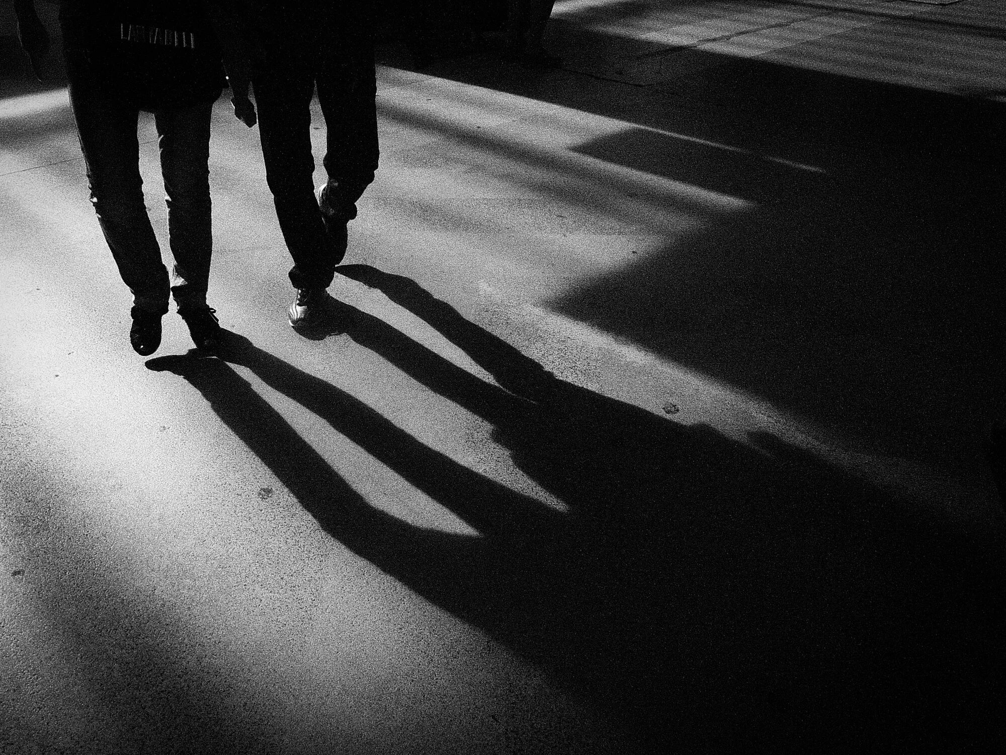 Человек без тени. Силуэт в тени. Уходящая тень. В тени человека. Но в той тени.