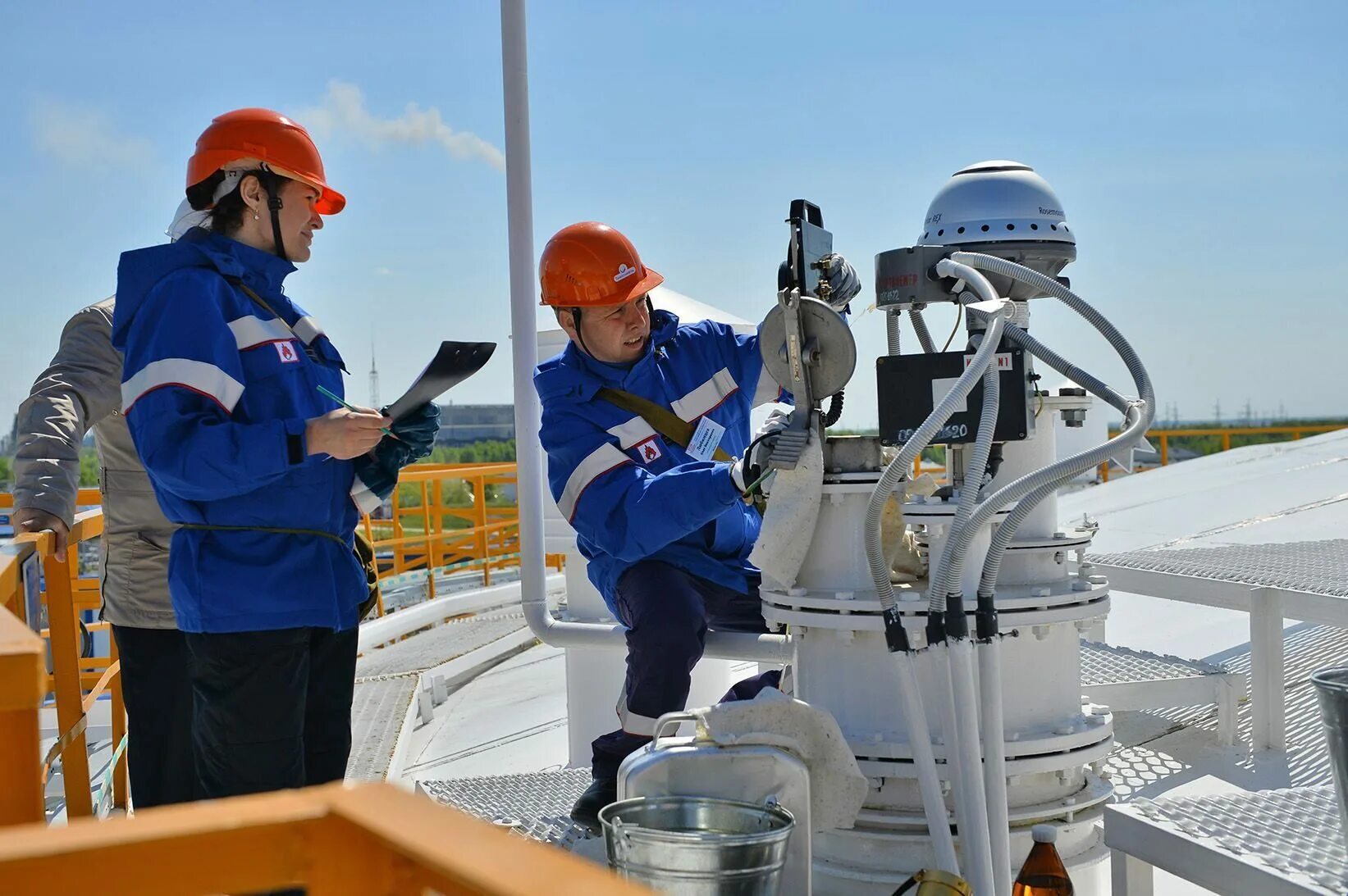 Оператор товарный 4 разряда. Оператор обессоливающей установки. Оператор скважин. Слесарь на железной дороге. Оператор 3 разряда.