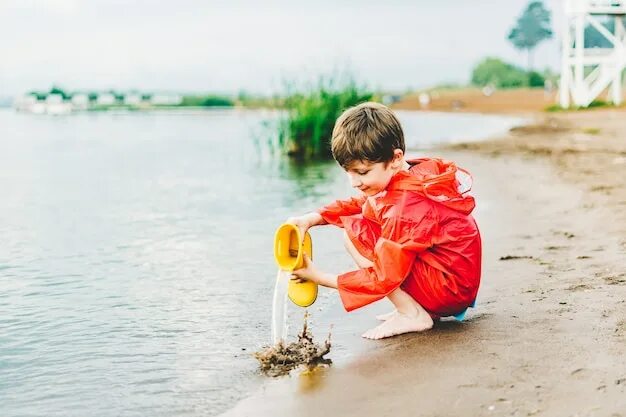 Вода которую мальчик несет. Мальчики в воде. Мальчик льет воду. Мальчик выливает воду. Девочка выливает воду.