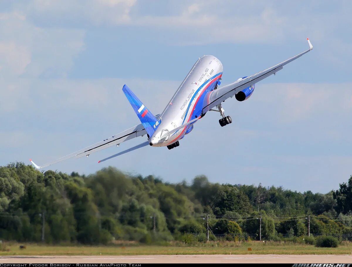 Россия эйр. Ту-204 двухдвигательный реактивный самолёт. Ту 204 ОАК. Ту-214 пассажирский самолёт. Ту 214 210.