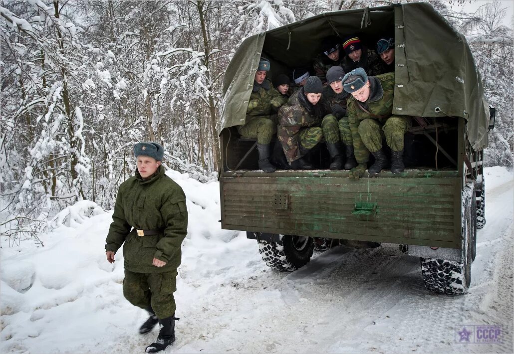 Высадка на урале. Солдаты в грузовике. Солдаты в Урале. Военный грузовик с солдатами. Кузов военного грузовика.