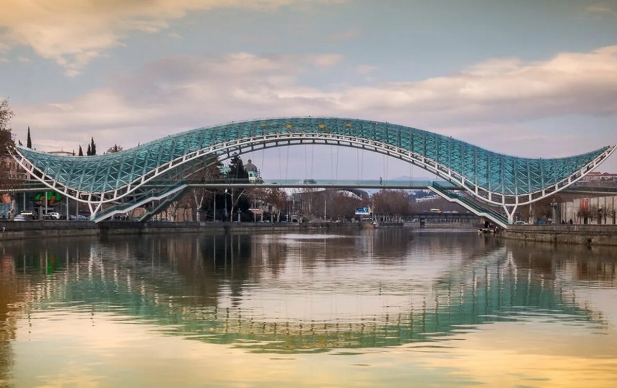 Мост в грузии. Стеклянный мост в Тбилиси. Хрустальный мост Тбилиси. Пешеходный мост в Тбилиси.