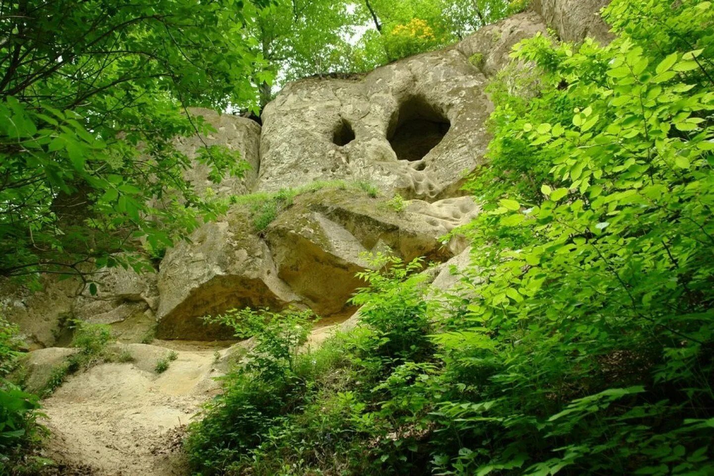 Агурский водопад сочи. Нижний агурский водопад сочи. Какие достопримечательности есть в краснодарском крае. Древние дольмены геленджика. Гора петушок горячий ключ.