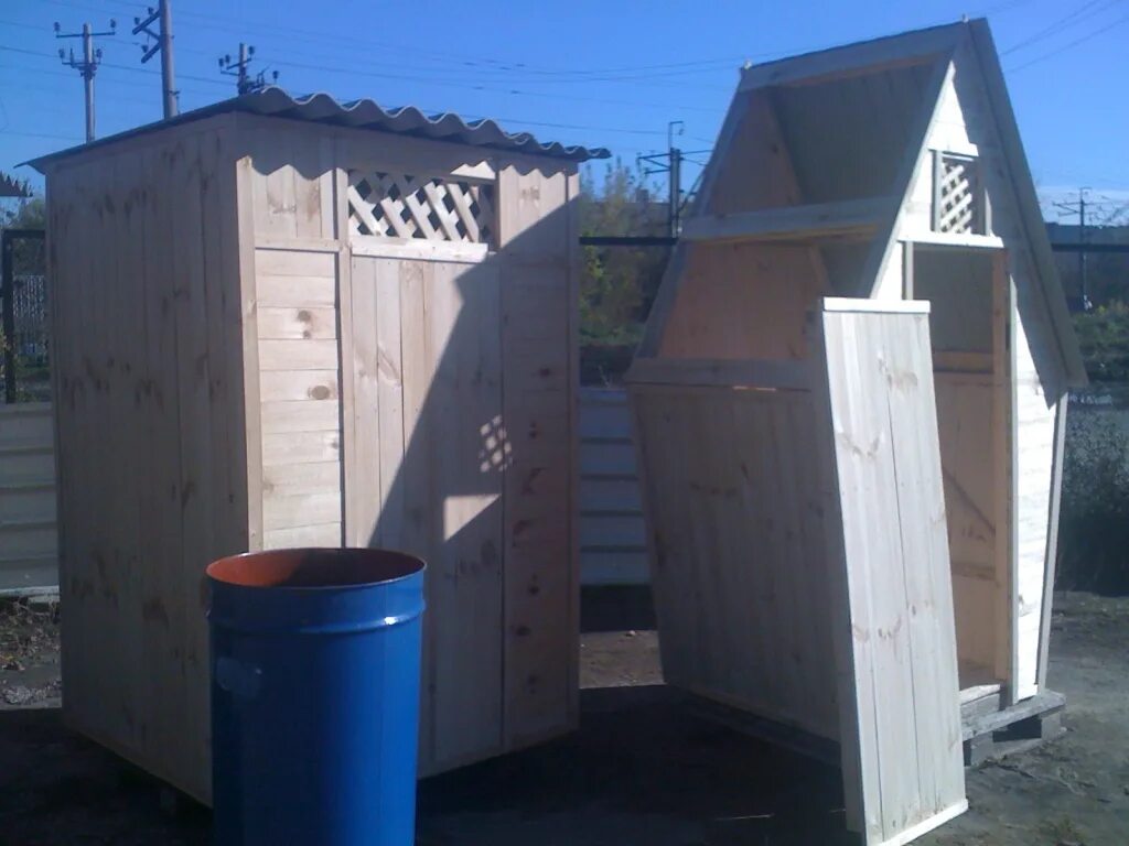 туалет из деревянной бочки. туалет из деревянной бочки. туалет на даче из бочки. туалет для дачи из бочки 200. дачный туалет из бочки.