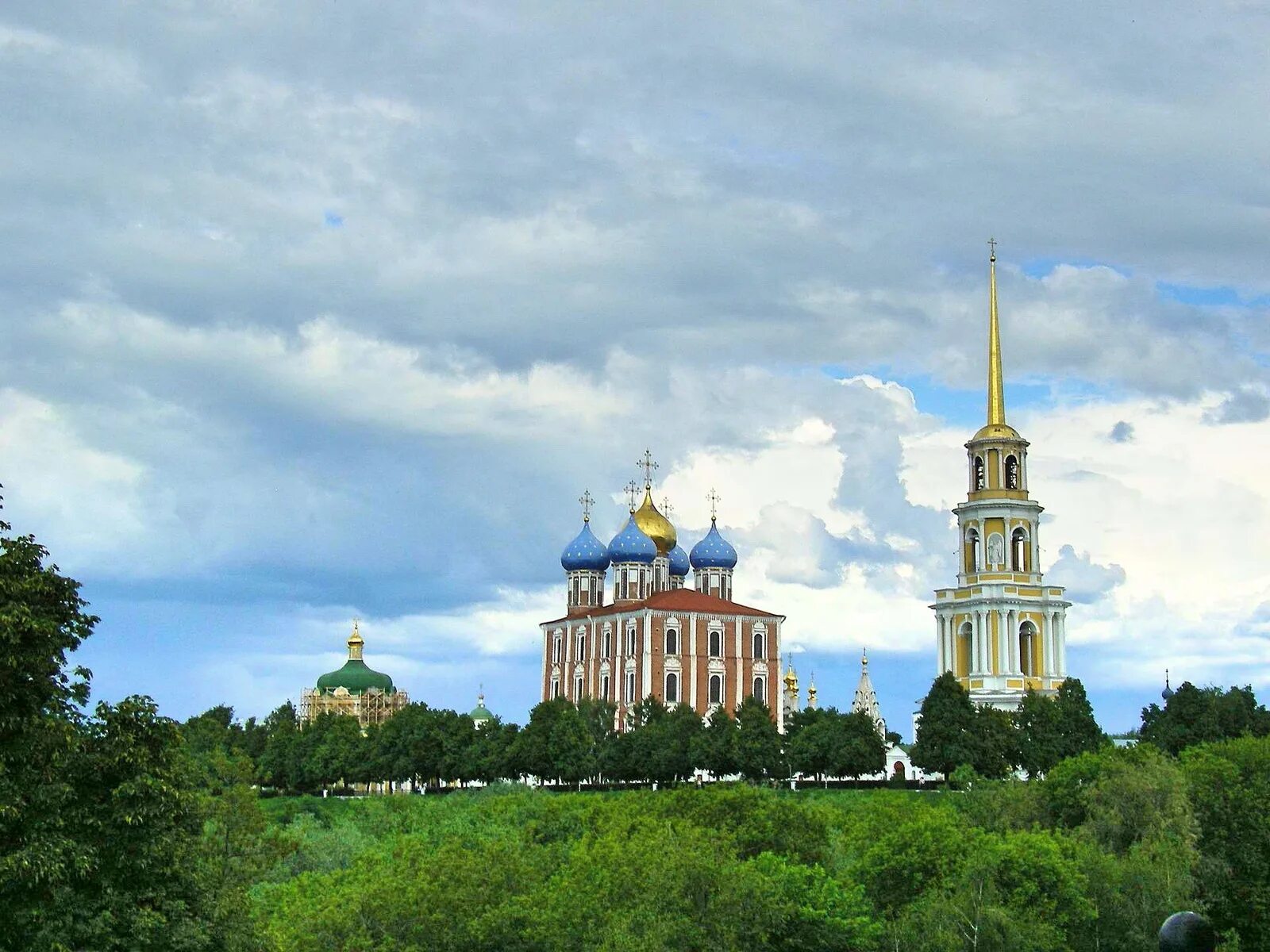 Рязанский Кремль Рязань. Зарайск Рязань Кремль. Рязанский Кремль экскурсии. Рязанский Кремль разруха.