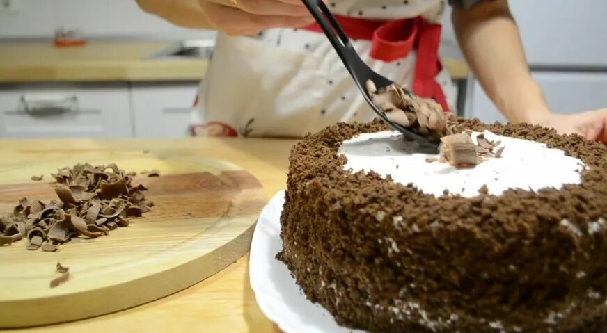 Шоколад посыпанный шоколадом. Украшение торта шоколадной стружкой. Украсить торт шоколадной стружкой. Украшение торта шоколадной крошкой. Торт с шоколадной стружкой.