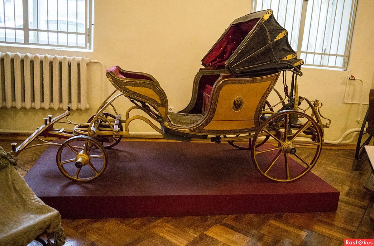 Коляска зекива 1991 вельвет. 2560x1080 карета у дома. Коляска карета. Коляска карета. Фаэтон в россии карета 19 век.