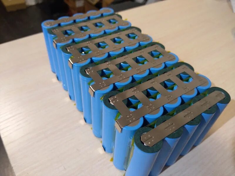 литий-ионные батареи для электромобиля. литий-ионный аккумулятор 18650. завод литий ионных аккумуляторов. сборка аккумуляторов для электротранспорта. сборка li ion 18650.