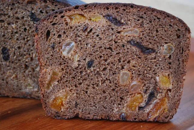 Ржаной хлеб с сухофруктами. Черный хлеб с сухофруктами и орехами. Ржаной хлеб с сухофруктами и орехами. Хлеб с курагой и орехами.