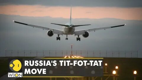 Самолет садится на взлетную полосу