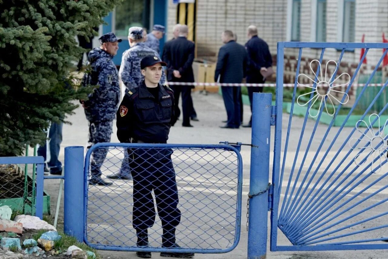 Нападение в саду. Стрельба в детском саду в Ульяновской области. Стрельба в детском саду Вешкайма Ульяновск. Стрельба в детском саду в Ульяновске 2022. Стрелок в садике Ульяновск.