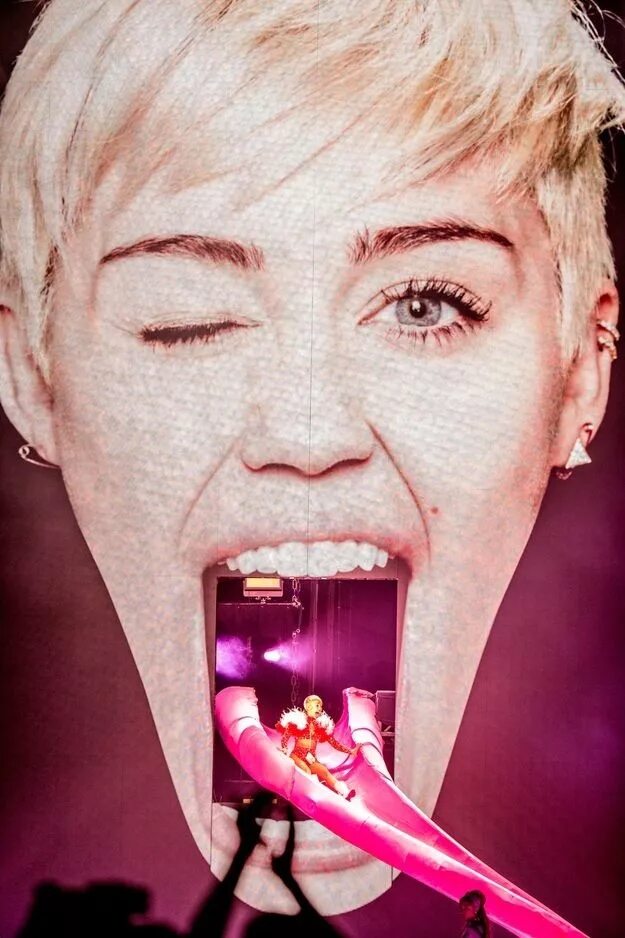 Эпатировать. Bangerz майли сайрус. Майли сайрус тур bangerz tour. Сайрус тур. Miley cyrus.