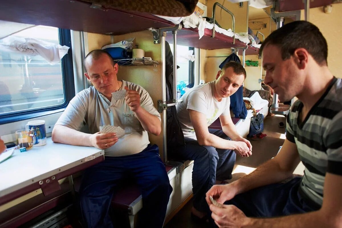 Альфач в вагоне. Плацкарт в поезде. Альфач в вагоне. Пассажиры в поезде. Альфач в вагоне.