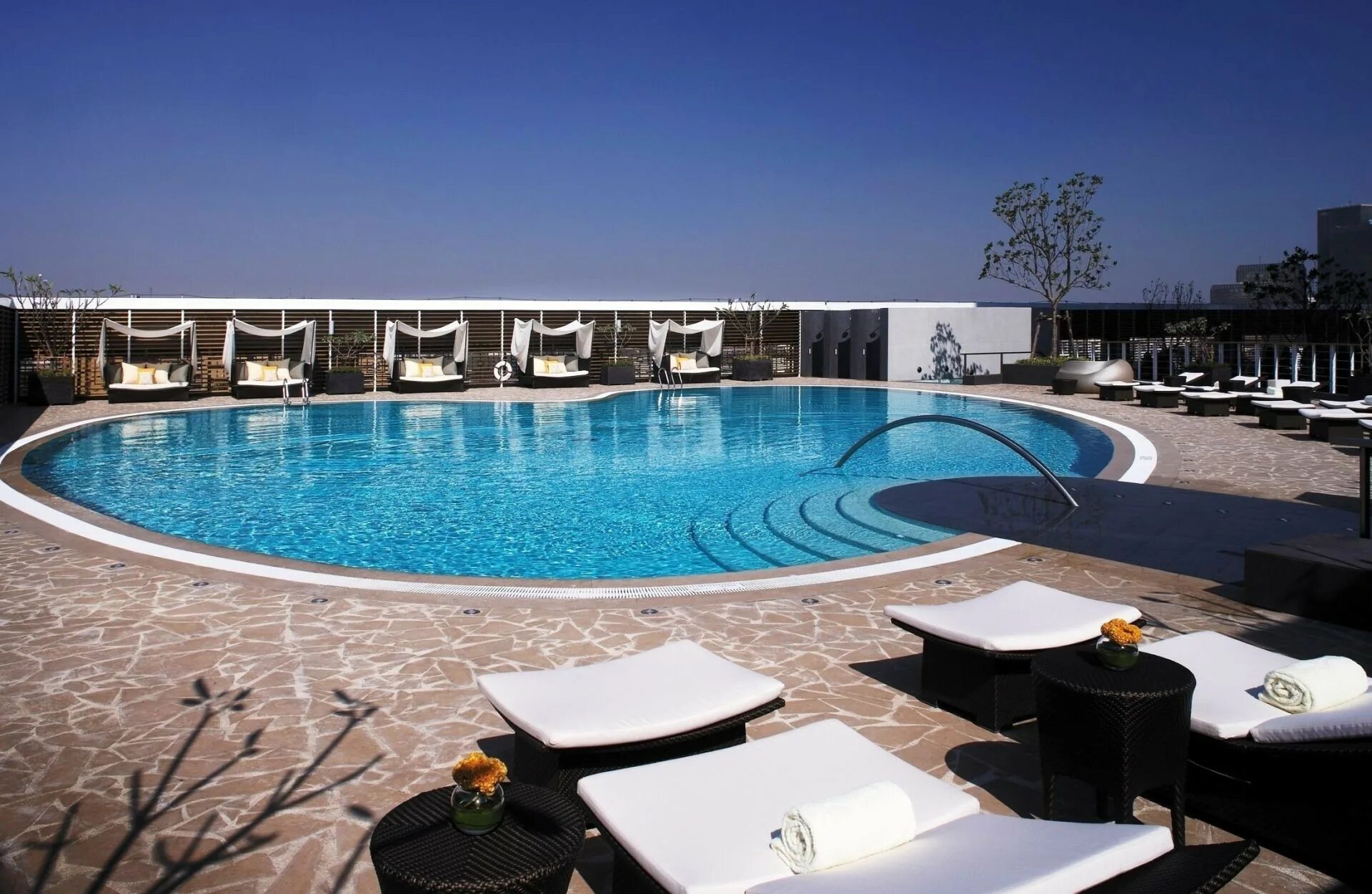 Красивые бассейны в отелях. Бассейн отражения в канберре. Four seasons в мумбаи. Отель robinson club noonu. Бассейн на территории отеля.