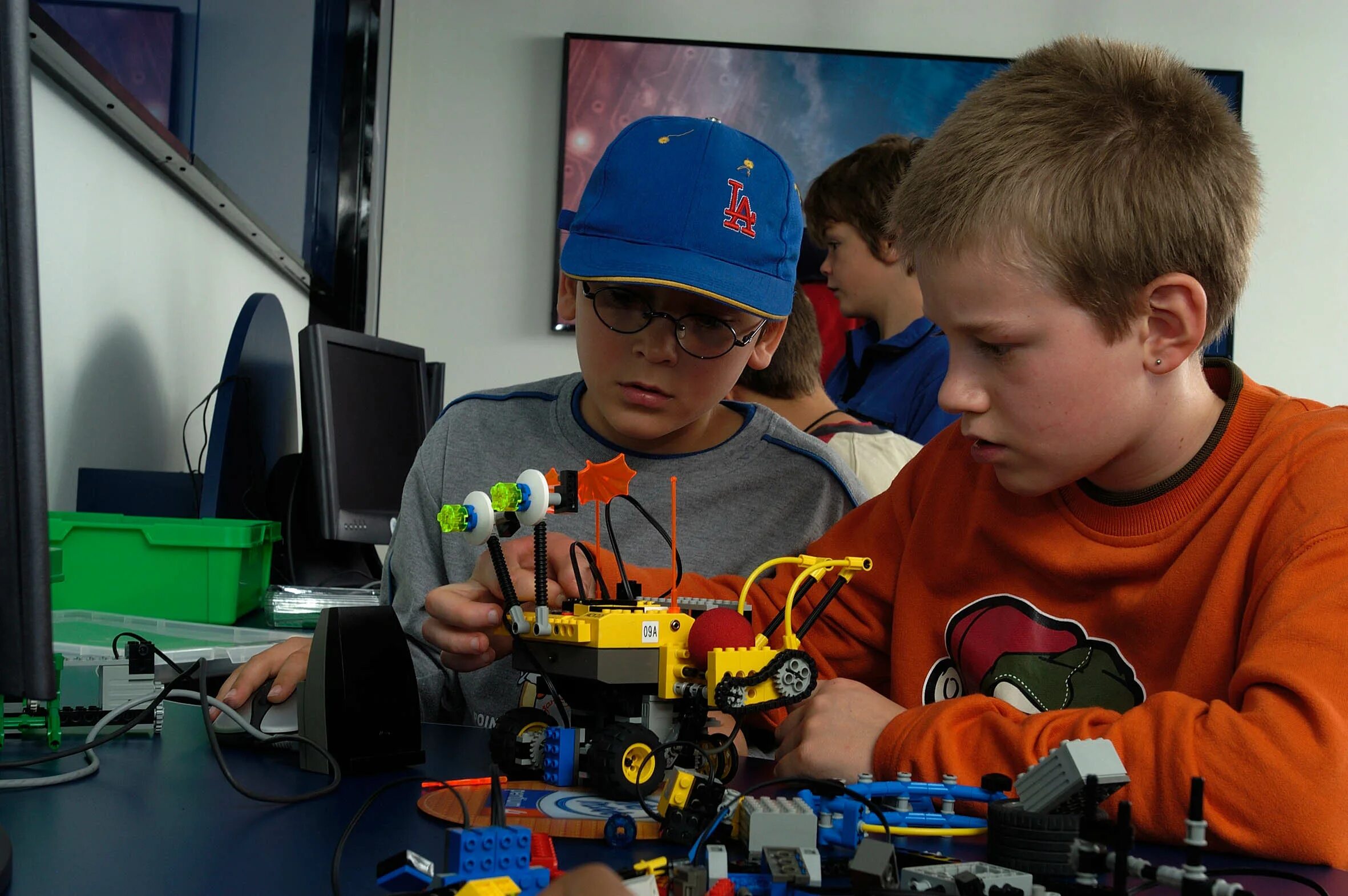 дети творчество. дети играют в шахматы. дети хобби. игрушки для детей. увлечения мальчиков.