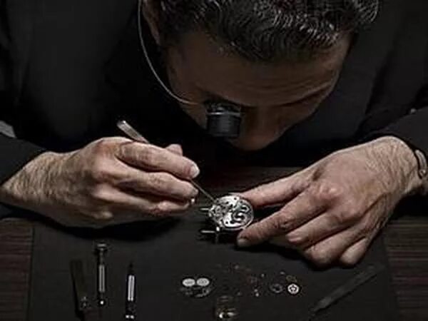 Часовщик чинит часы. Часовщик чинит. Часовщик чинит. Часовой мастер. Сантехник креатив.