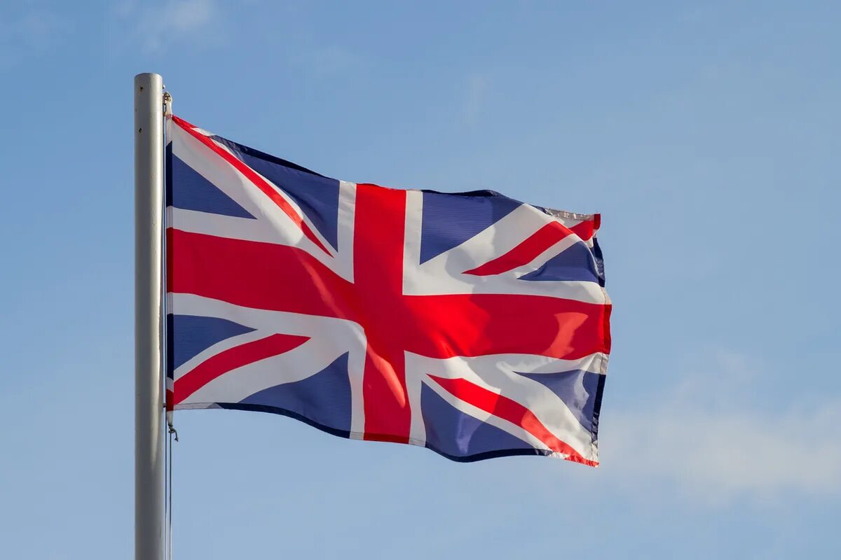 Флаг Британии. Британия США. Флаг Англии и Великобритании. Флаг новой Британии. В великобритании спустили флаги