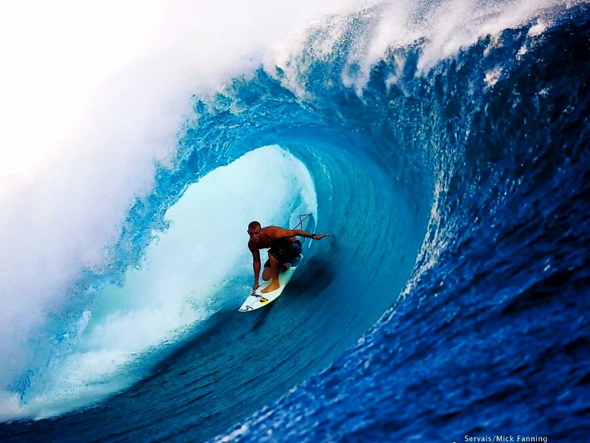 Серфер на гребне волны. Оаху, Гавайи серфинг. На серфинг. Серфер на волне.