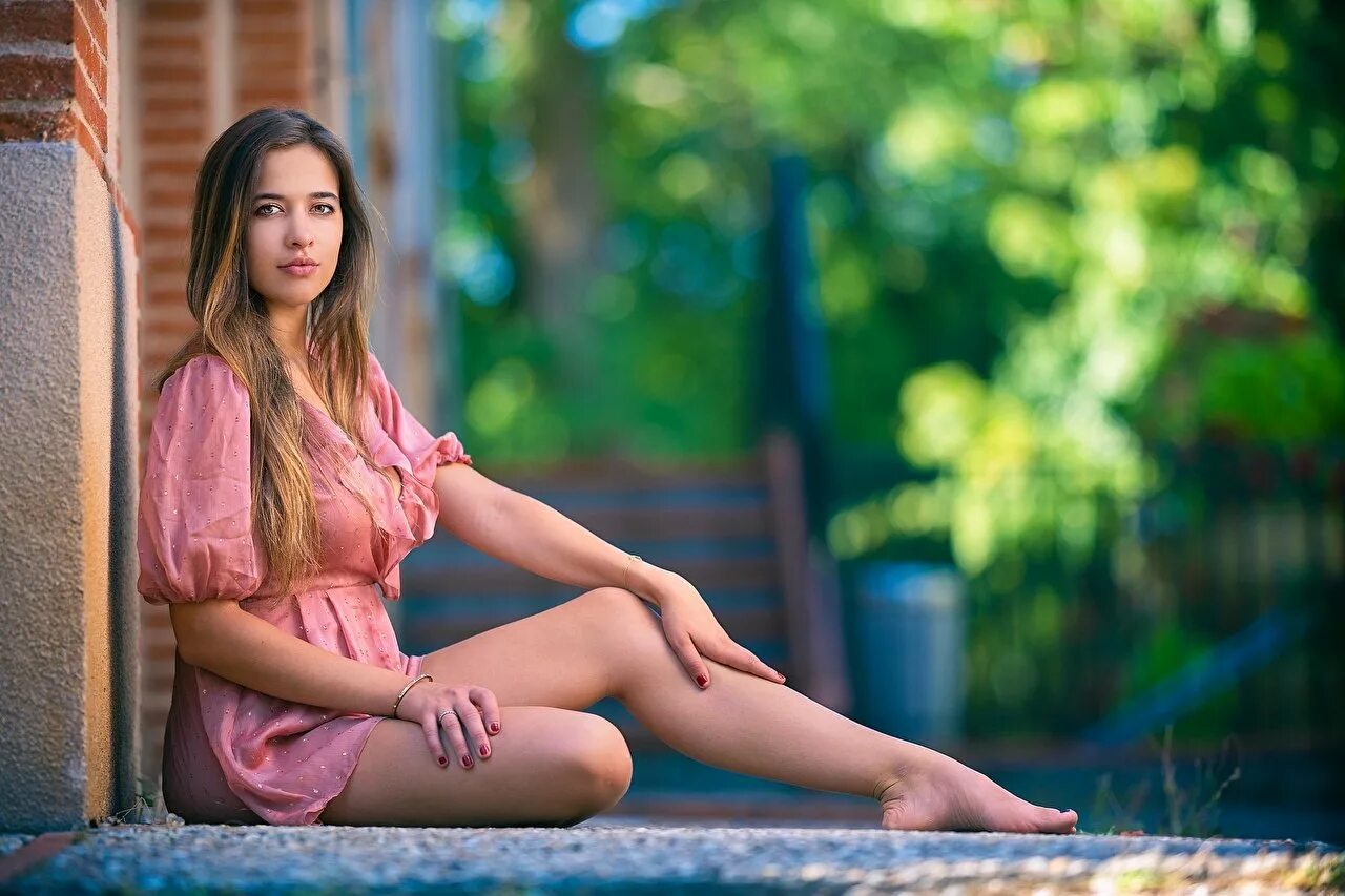 Девушка в белом платье сидит. Женщина сидит на траве. Девушка в платье босиком. Ноги молодых девушек. Девушка в платье босиком.