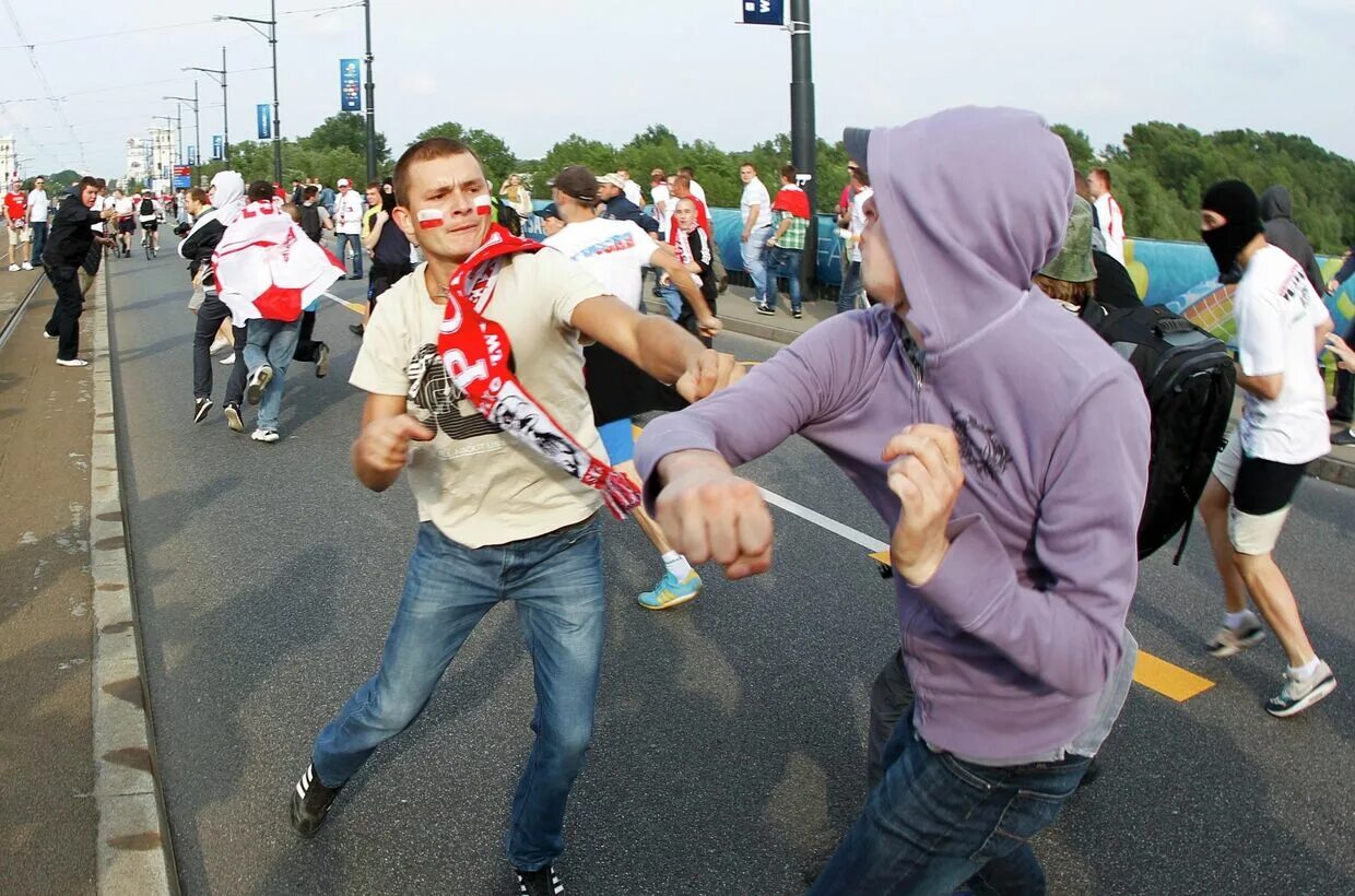 Поляки против россии. Футбольные хулиганы Польши. Уличные хулиганы. Хулиганы на улице.