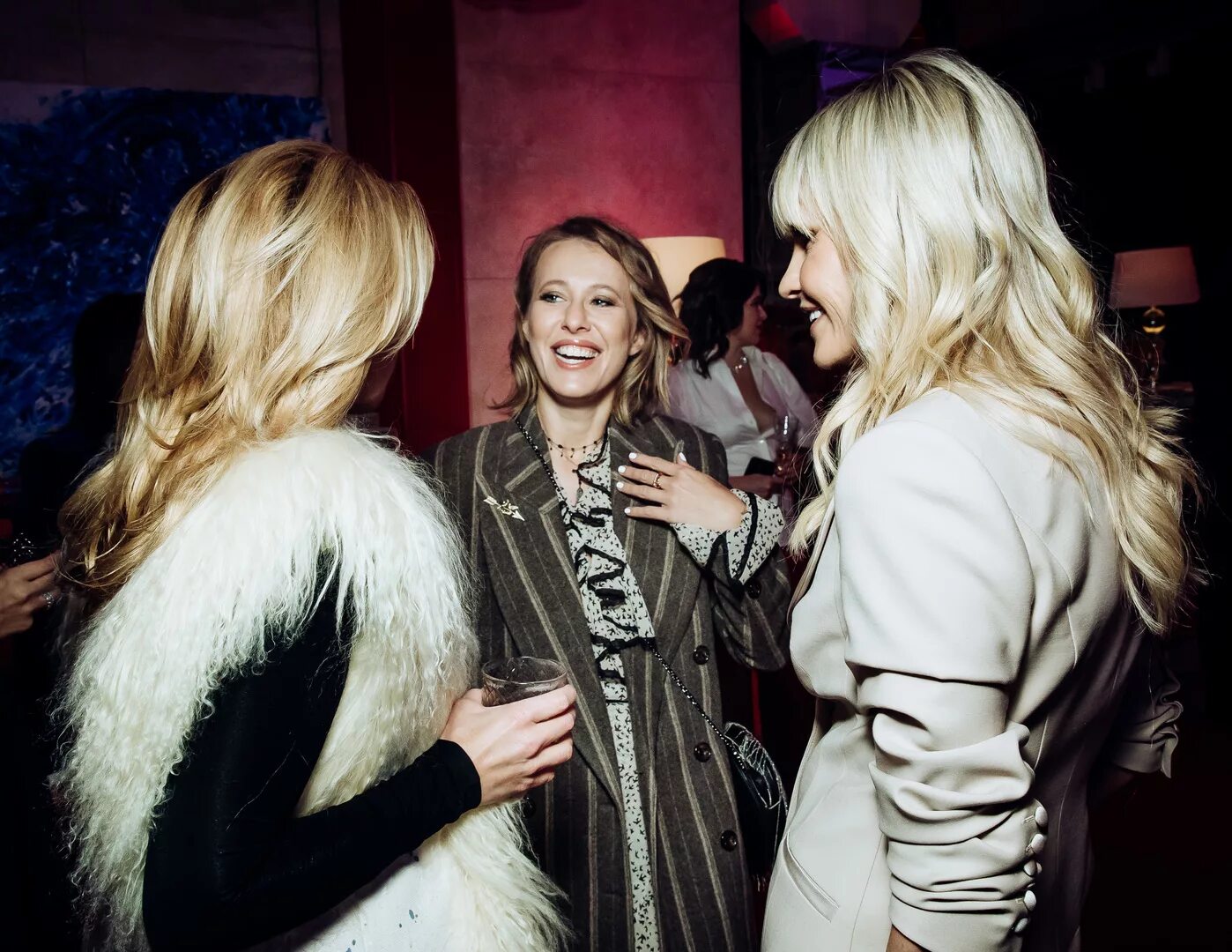 Ксения собчак в короткой юбке. Галкин ивлеева пугачева. Где была собчак вечеринка. Ксения собчак 1998. Собчак на вечеринке.