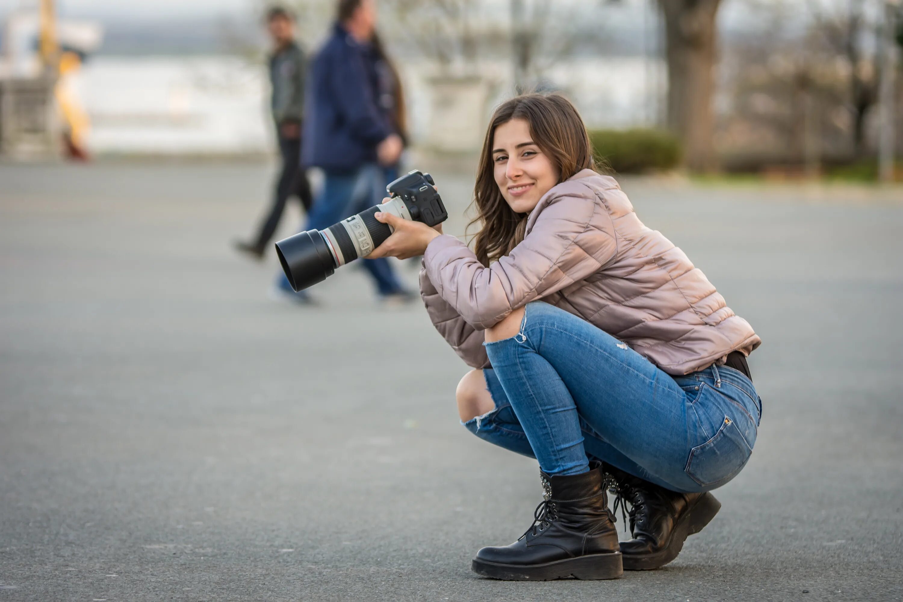 Можно ли фотографировать людей. Девушка фотограф. Женщина на улице. Фотограф на улице. Уличные женщины.