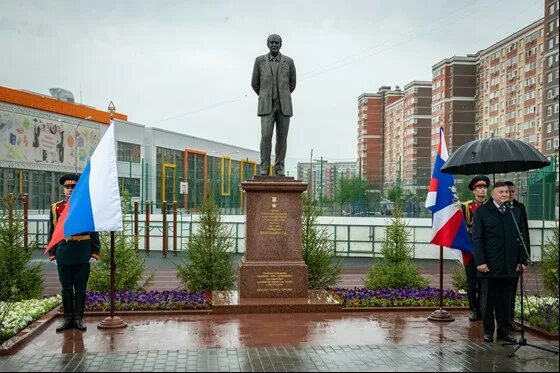 Памятник Вартаняну Геворку. Вартанян Геворк Андреевич памятник. Памятник у СВР В Москве.