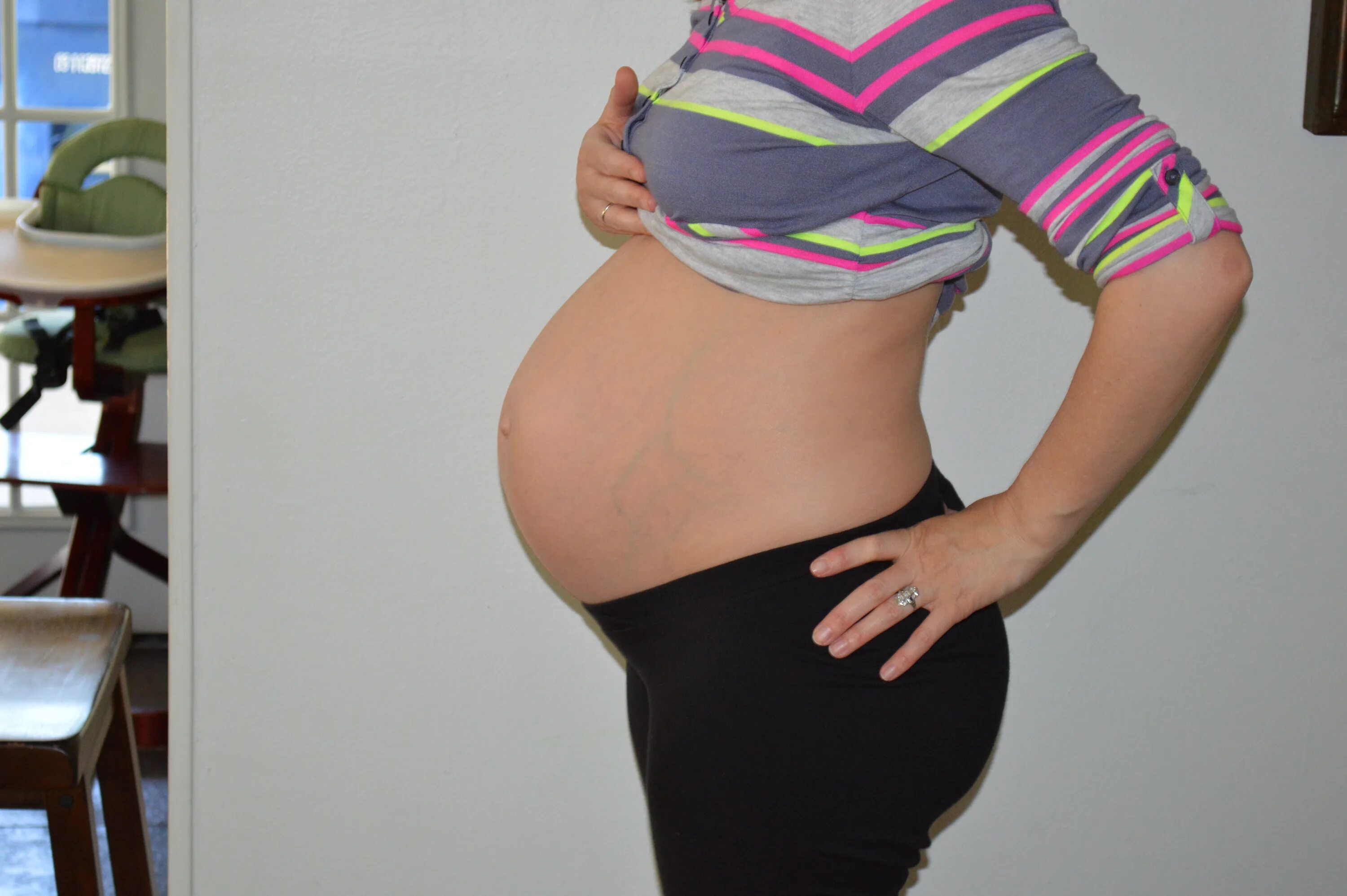 Беременная 8 месяцев. Малыш в животике. Почему 8 месяц беременности. Живот на 9 неделе. Живот беременной женщины по месяцам.