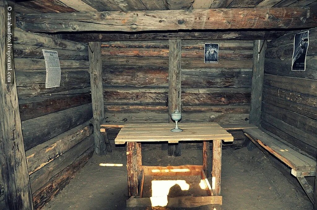 потолок блиндажа 5. партизанская землянка. уютная землянка. землянка внутри. землянки брянской области внутри.