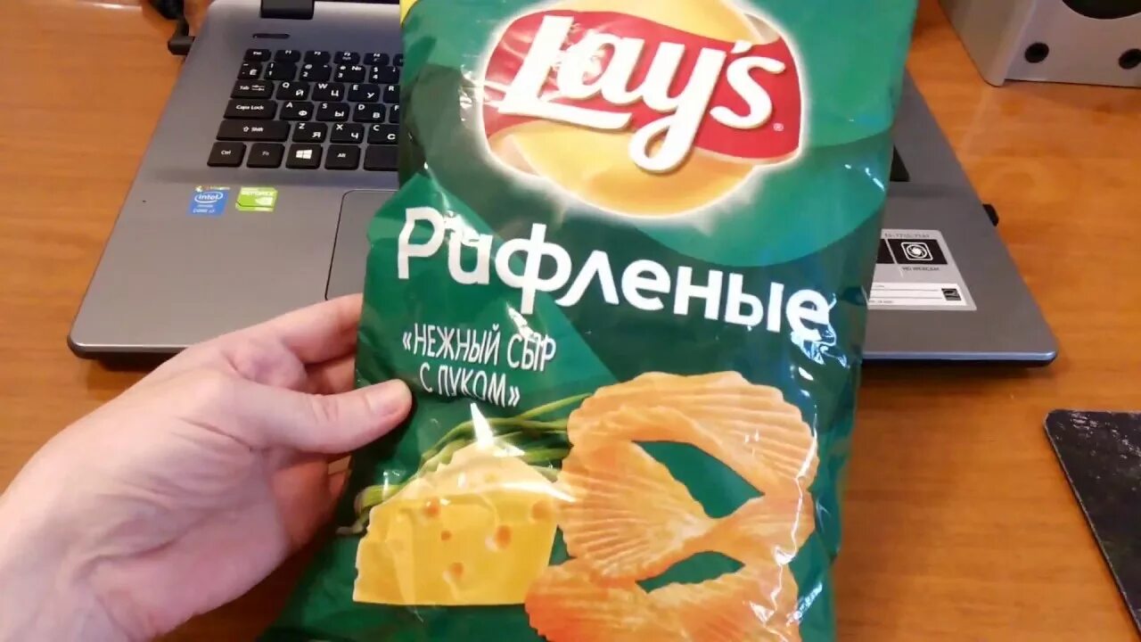 Lays чипсы лук сыр. Чипсы lays нежный сыр с луком рифленые 90 г. Лейс рифленые с сыром и луком. Чипсы lay's "нежный сыр с луком рифленые" 150.