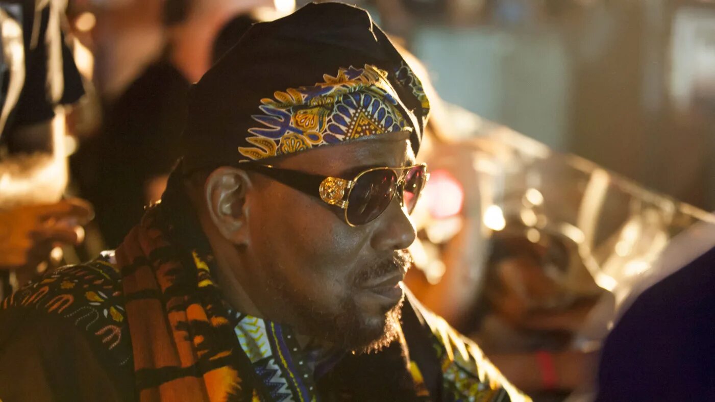 Afrika bambaataa. Африка Бамбаата. DJ Африка Бамбаатаа. Хип хоп Африка бамбаат. Ди-Джея Африку Бамбату.