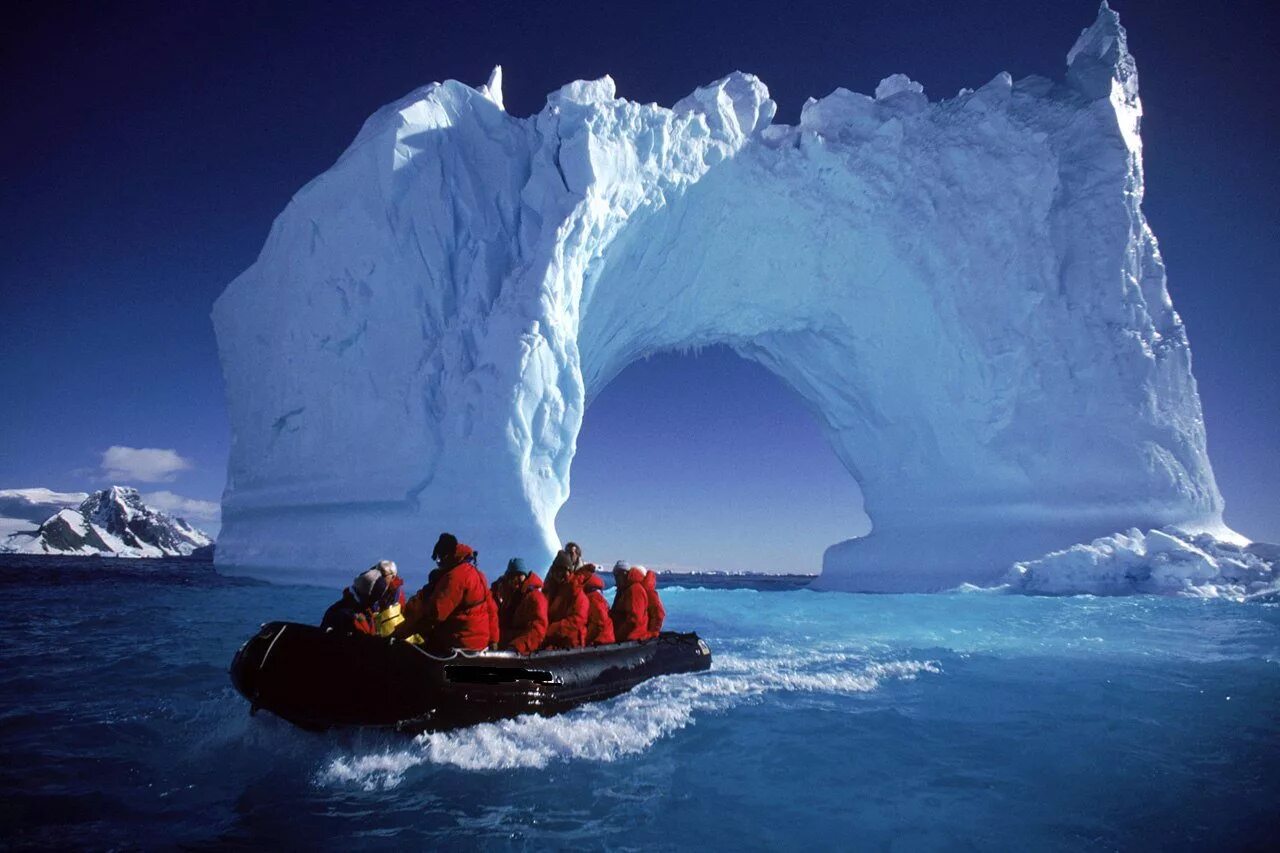 Материк антарктида был открыт экспедицией. Антарктида (материк). Антарктида материк достопримечательности. Айсберги Антарктиды. Антарктида ледяной материк.