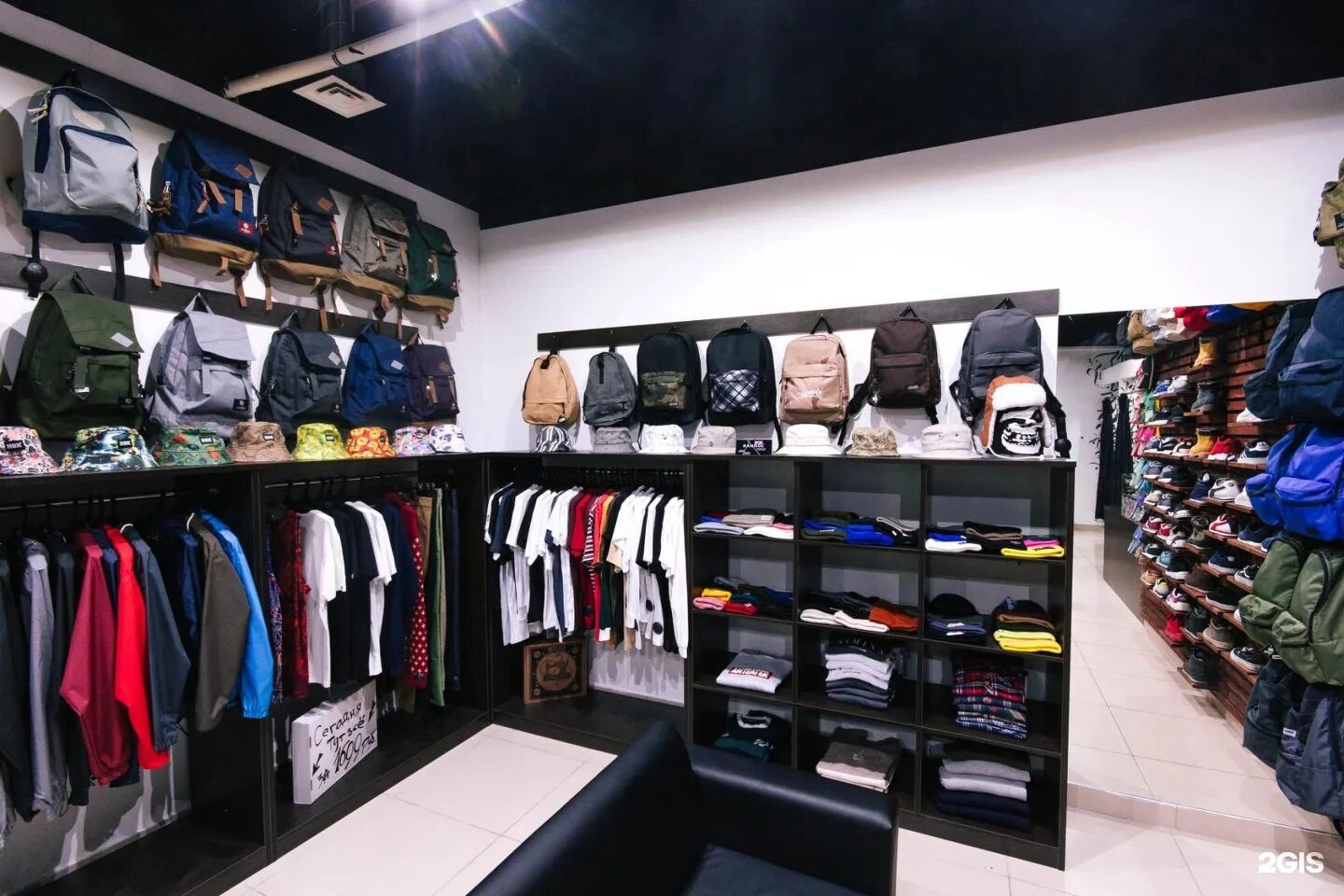 Ижевск одежда обувь. Ботиночки женские шоу рум. Sneaker box ижевск петровский. Ижевск магазины экипировки. Витрина на обувь на планета одежда и обувь.