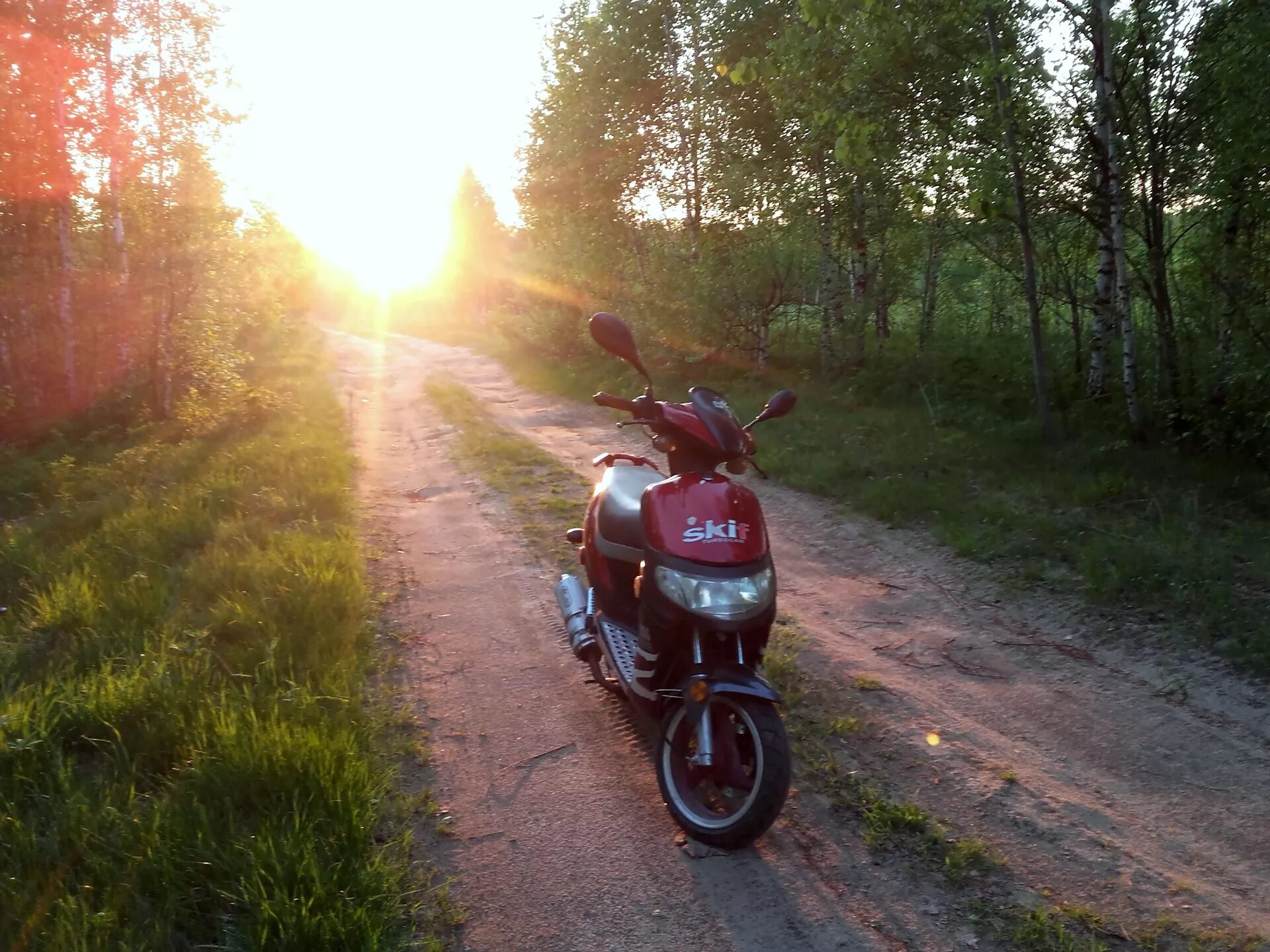 На скутер дорогах. Мопед в деревне. Скутер в деревне. Мотоцикл скутер для деревней. Мопед на природе.