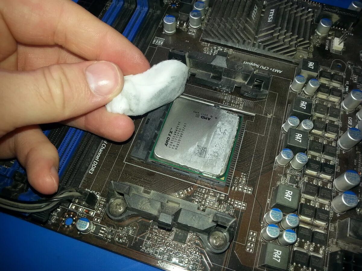 Термопаста для процессора. Процессор Intel Core i5 термопаста. Термопаста на процессоре АМД. Термопаста p-4.