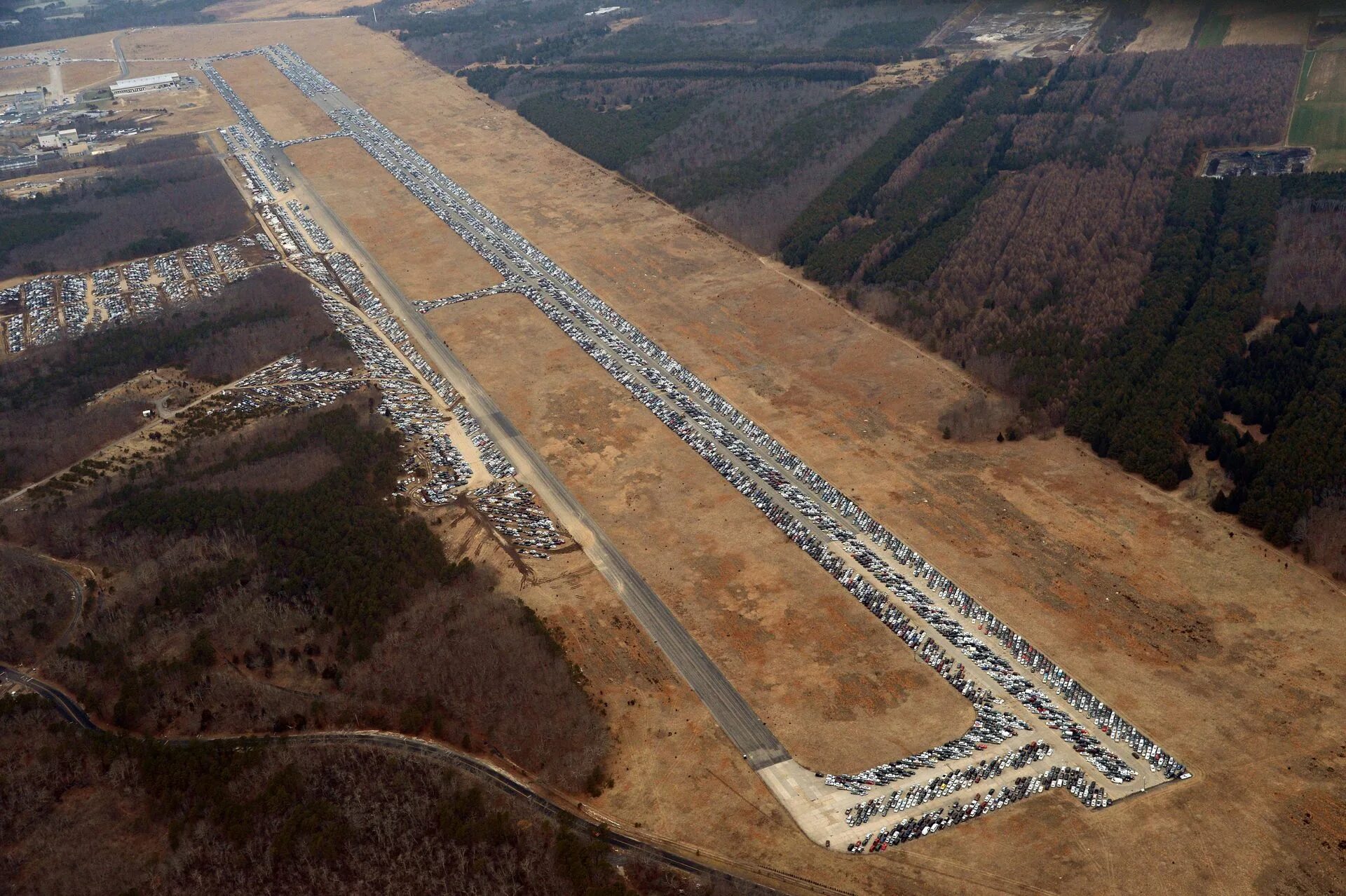 Самая длинная Взлетная полоса. Грунтовая взлетно-посадочная полоса. Самая большая ВПП В мире. Самая большая Взлетная полоса в мире.