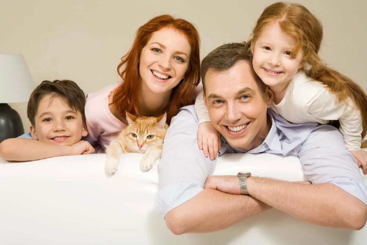 Дом счастливых кошек. Семья. Счастливая семья. Фотография семьи. Семья со счастливым ребёнком.