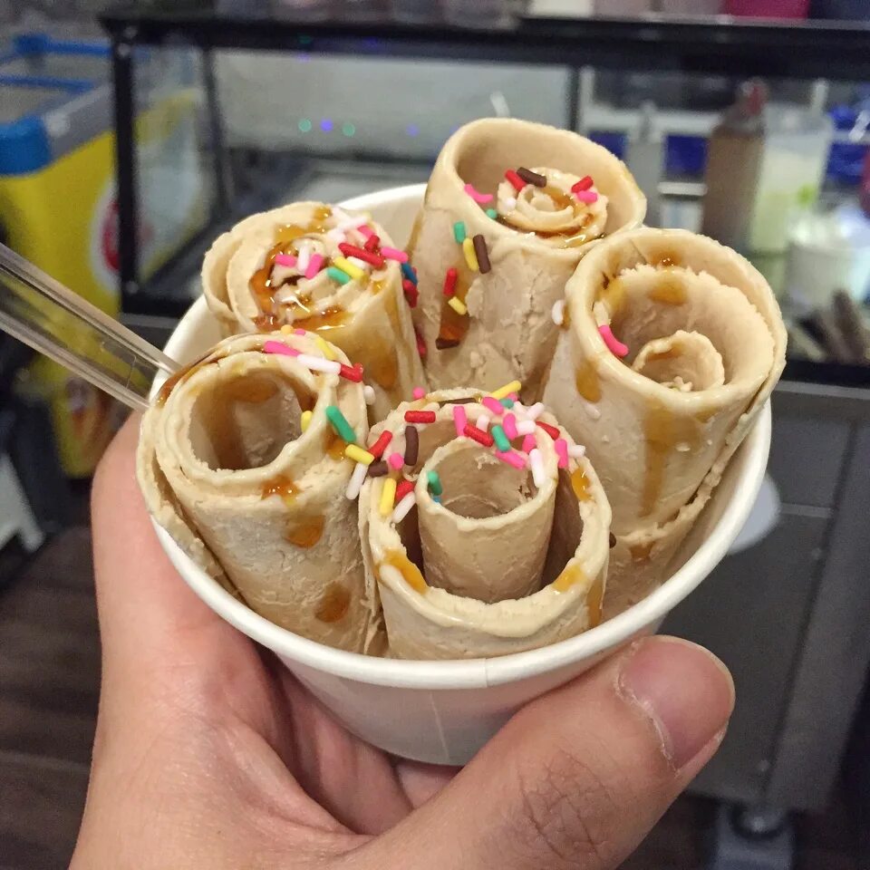 Cream rolls. Pan-n-Ice. Fried Ice Cream Roll. Жареное мороженое в разрезе.