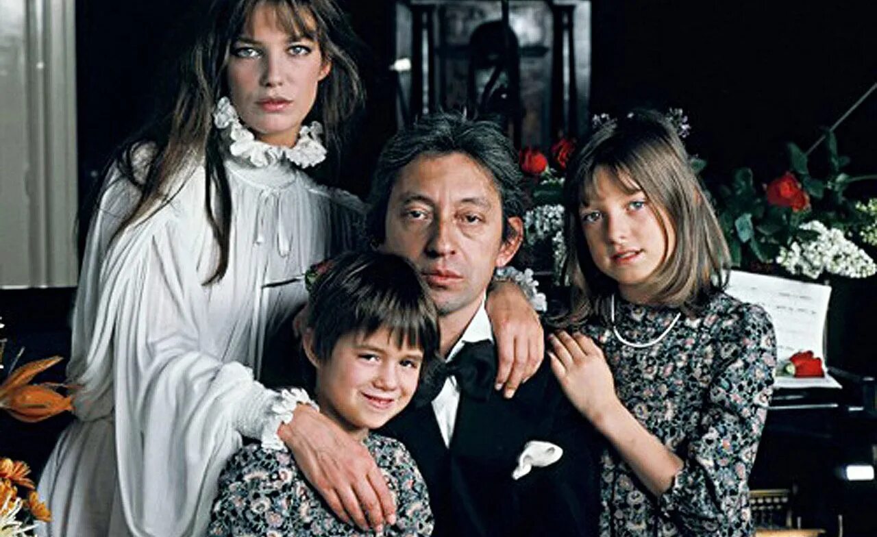 Шарлотта генсбур дочь джейн биркин. Шарлотта генсбур и джейн биркин. Джейн биркин и серж гинзбург. Серж гинзбург и шарлотта. Серж генсбур и джейн биркин с дочерьми.