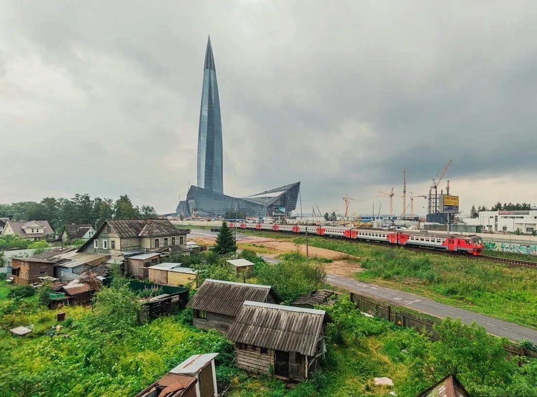 Деревня центр. Лахта центр и деревня. Лахта центр деревня контраст. Поселок Лахта Санкт-Петербург. Лахта центр на фоне деревни.