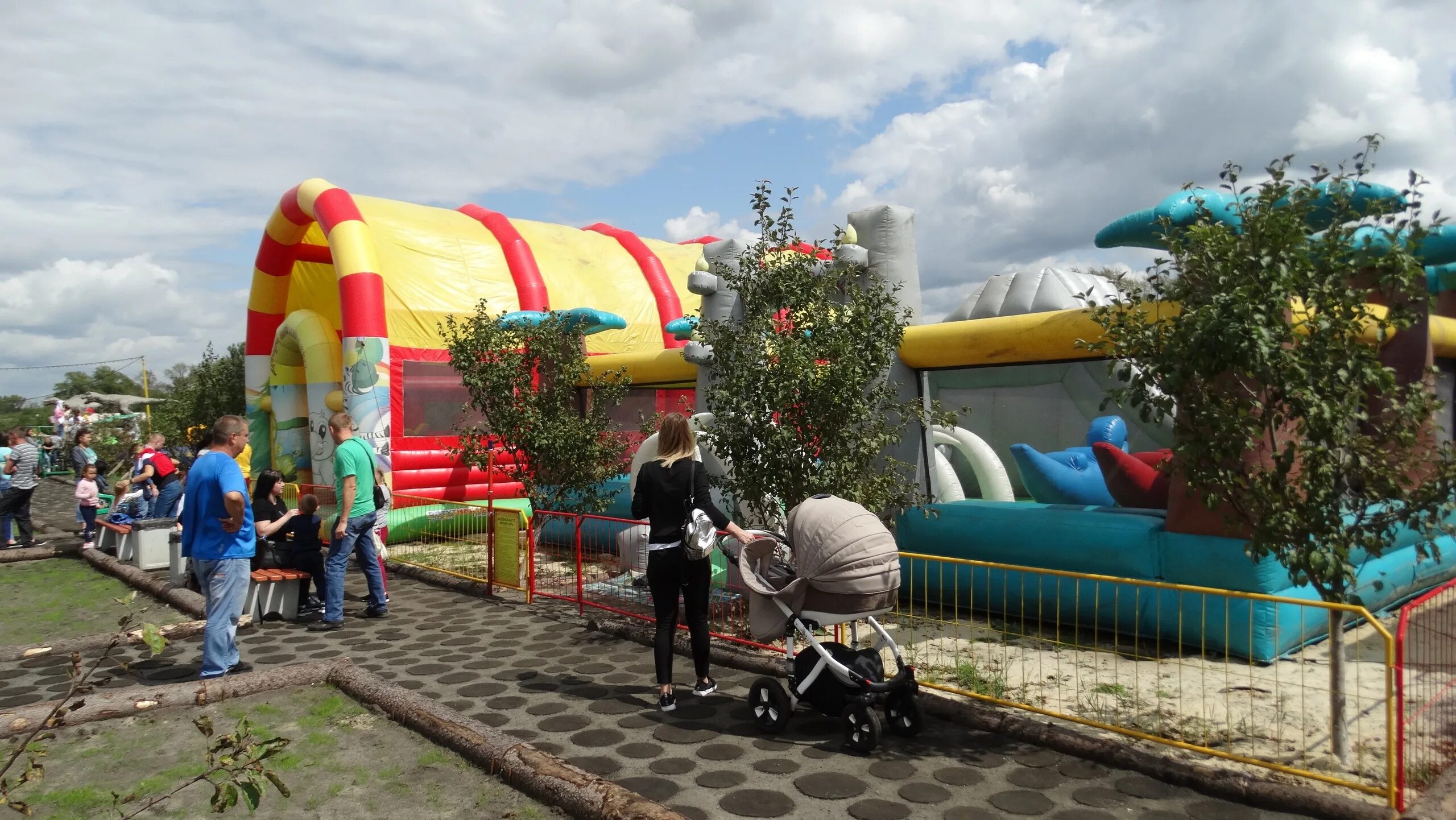 Старый Оскол парк аттракционов в зоопарке. Парк аттракционов, Хутор Чумаки. Старооскольский зоопарк, Хутор Чумаки. Зоопарк старый Оскол аттракционы.