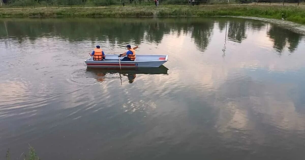 Утонула 25. Девушка у водоема. Человек у водоема.