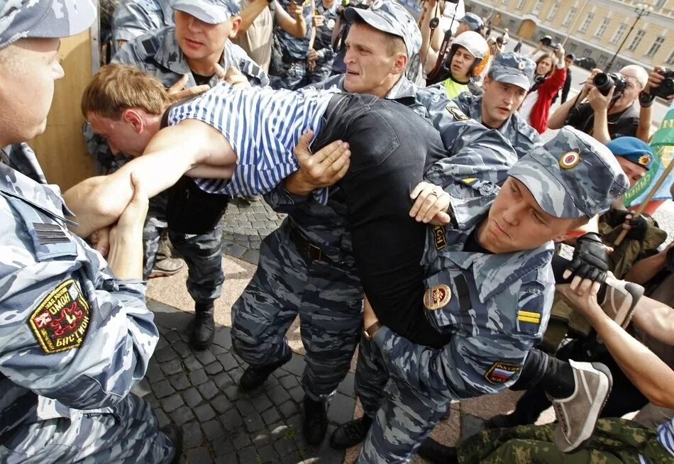 Омон драки. Десантник против ОМОНА. Десантник ОМОН.