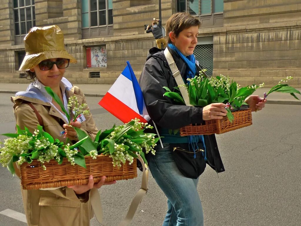 8 may day. Праздник труда и ландышей во Франции. 1 Мая во Франции. 1 Мая во Франции день ландыша. 1 Мая во Франции день труда.