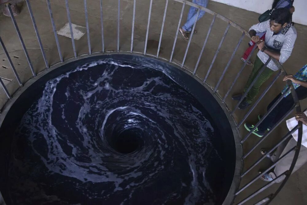 Черная дыра в доме. Аниш Капур водоворот. Аниш Капур черная вода. Огромный водоворот. Огромная воронка.